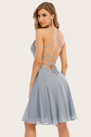 Vestido corto de bienvenida con cuentas grises